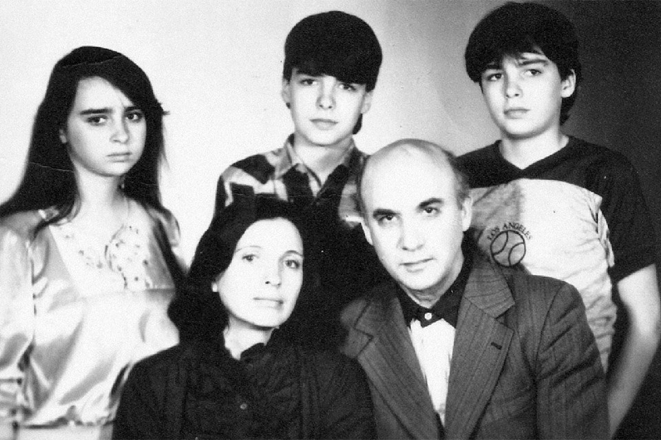 Հրաչյա Հովսեփյանը՝ տիկնոջ եւ երեխաների հետ Մոսկվայում 1984 թվականին